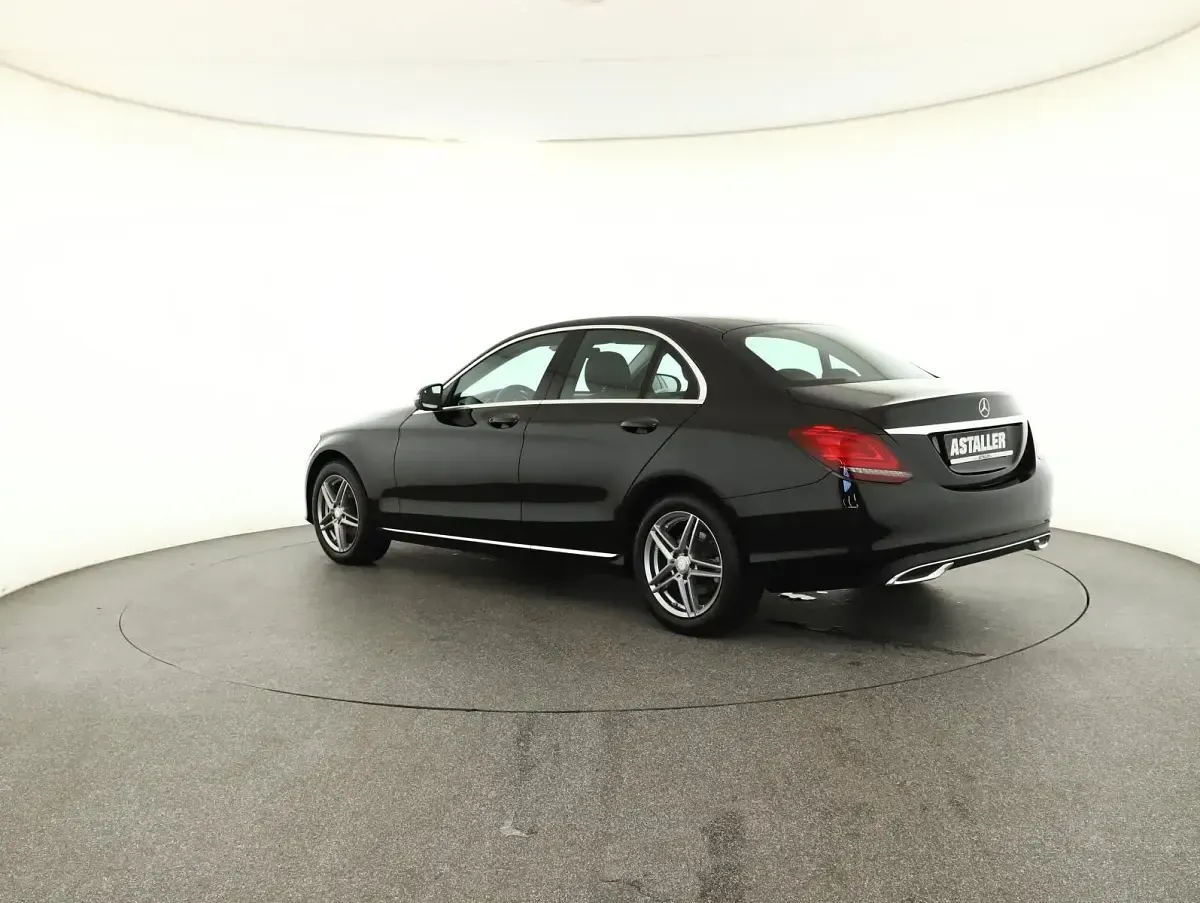 Gebraucht Mercedes C180 Avantgarde 156 PS (114 kW) 2019 Obsidianschwarz metallic (metallic) Limousine