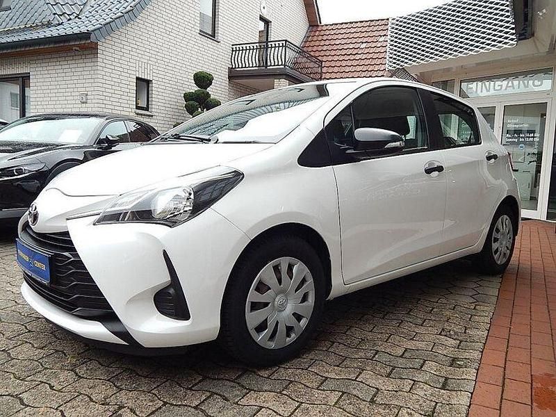 Weiß Gebraucht 2017 Toyota Yaris Basis Kleinwagen | 8.790 € (Fairer Preis) - Bild 1/4