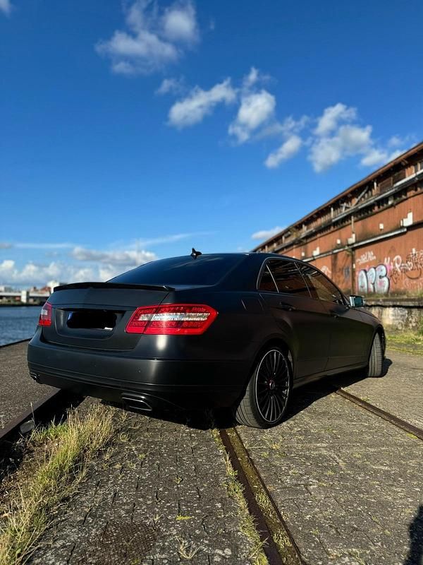 Gebraucht Mercedes E350 265 PS (194 kW) 2012 Schwarz Limousine