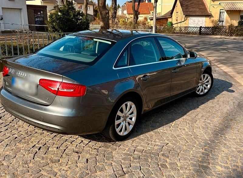 Gebraucht Audi A4 140 PS (102 kW) 2012 Grau Limousine