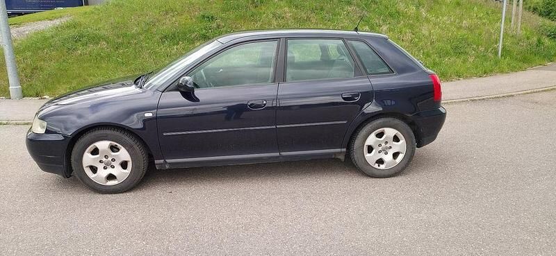 Blau Gebraucht 2001 Audi A3 Ambiente Limousine | 1.000 € (Guter Preis) - Bild 1/4