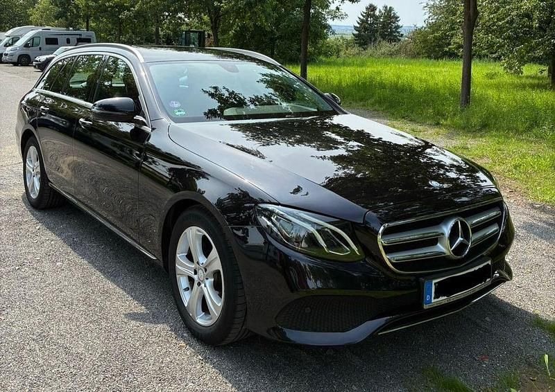 Schwarz Gebraucht 2016 Mercedes E200 Avantgarde Kombi | 18.999 € (Guter Preis) - Bild 1/4