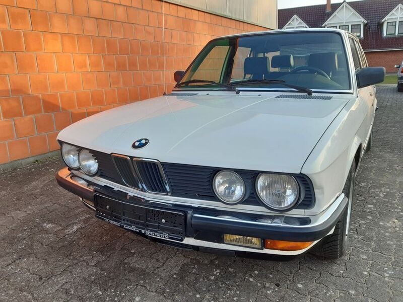 Gebraucht BMW 524 116 PS (85 kW) 1986 Alpinweiss Limousine