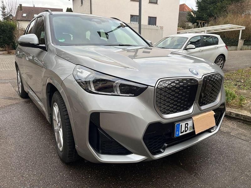 Grau Gebraucht 2024 BMW iX1 Sport Line SUV | 43.000 € (Guter Preis) - Bild 1/4