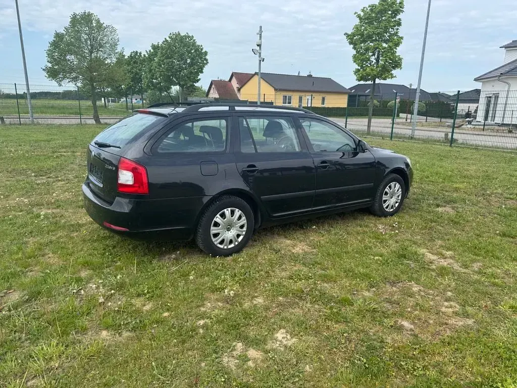 Gebraucht Skoda Octavia Ambition 105 PS (77 kW) 2012 Schwarz Kombi