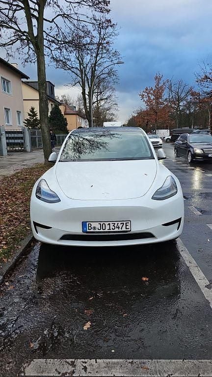 Weiß Gebraucht 2024 Tesla Model Y Long Range SUV | 35.000 € (Superpreis) - Bild 1/4