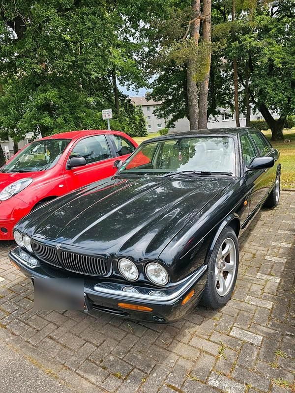 Schwarz Gebraucht 2000 Jaguar XJ8 Limousine | 1.900 € - Bild 1/4