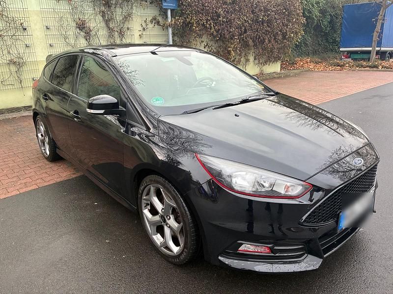 Schwarz Gebraucht 2017 Ford Focus ST Kleinwagen | 13.999 € - Bild 1/4