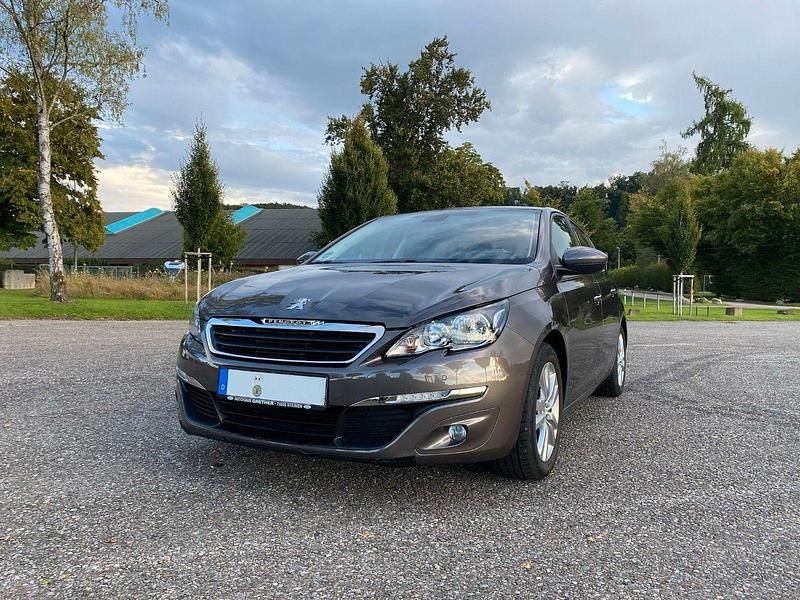 Grau Gebraucht 2013 Peugeot 308 Active Limousine | 8.900 € (Fairer Preis) - Bild 1/4