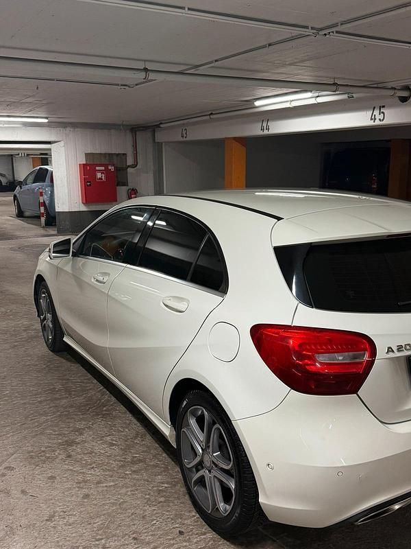 Gebraucht Mercedes A200 156 PS (114 kW) 2016 Weiß Kleinwagen