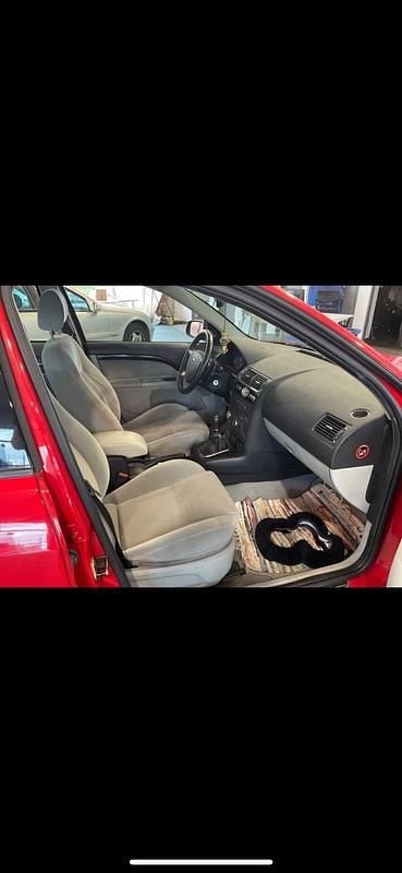 Gebraucht Ford Mondeo 130 PS (95 kW) 2004 Rot Kombi