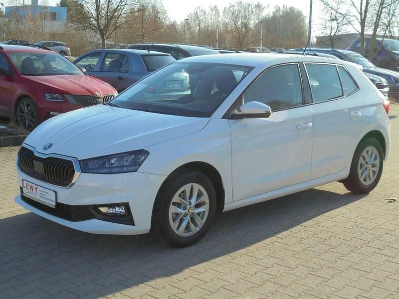 Weiß Gebraucht 2022 Skoda Fabia Ambition Limousine | 15.350 € (Guter Preis) - Bild 1/4