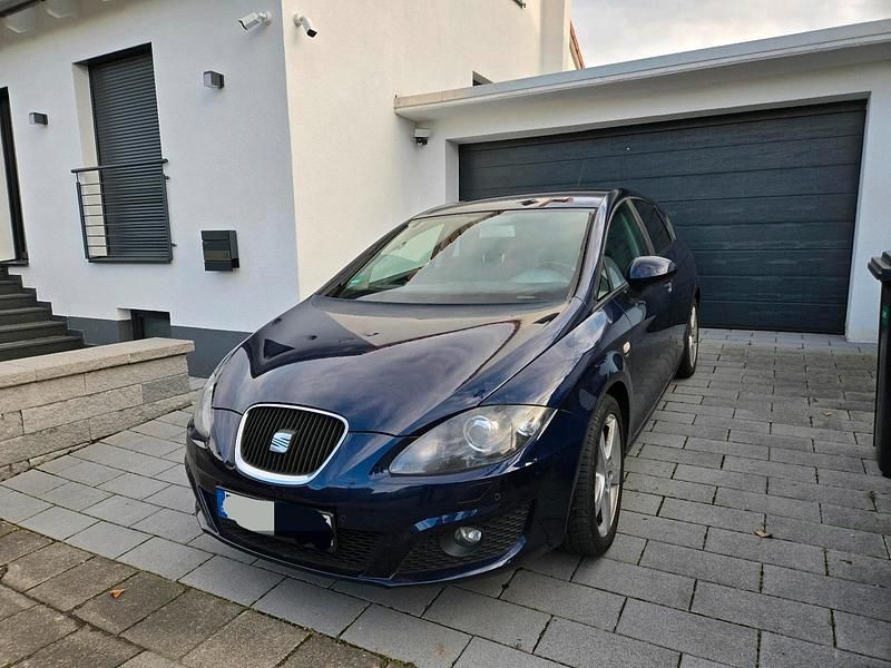 Blau Gebraucht 2010 Seat Leon Limousine | 5.399 € (Etwas zu teuer) - Bild 1/4