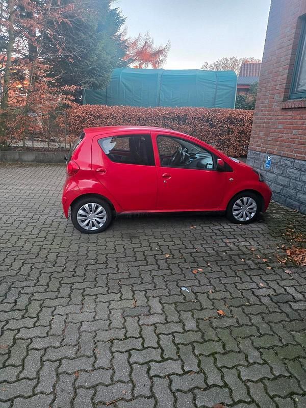 Rot Gebraucht 2008 Toyota Aygo Kleinwagen | 1.500 € (Fairer Preis) - Bild 1/4