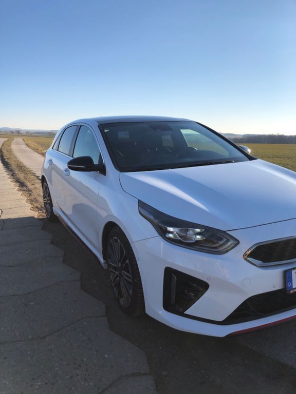 Weiß Gebraucht 2019 Kia Ceed GT Limousine | 22.600 € (Etwas zu teuer) - Bild 1/4