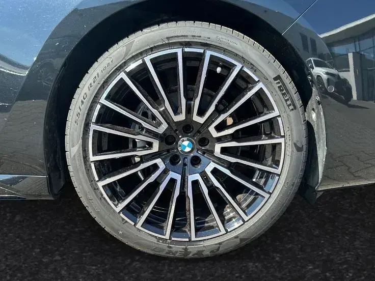 Gebraucht BMW 740 M Sport 299 PS (219 kW) 2025 Black sapphire metallic Limousine
