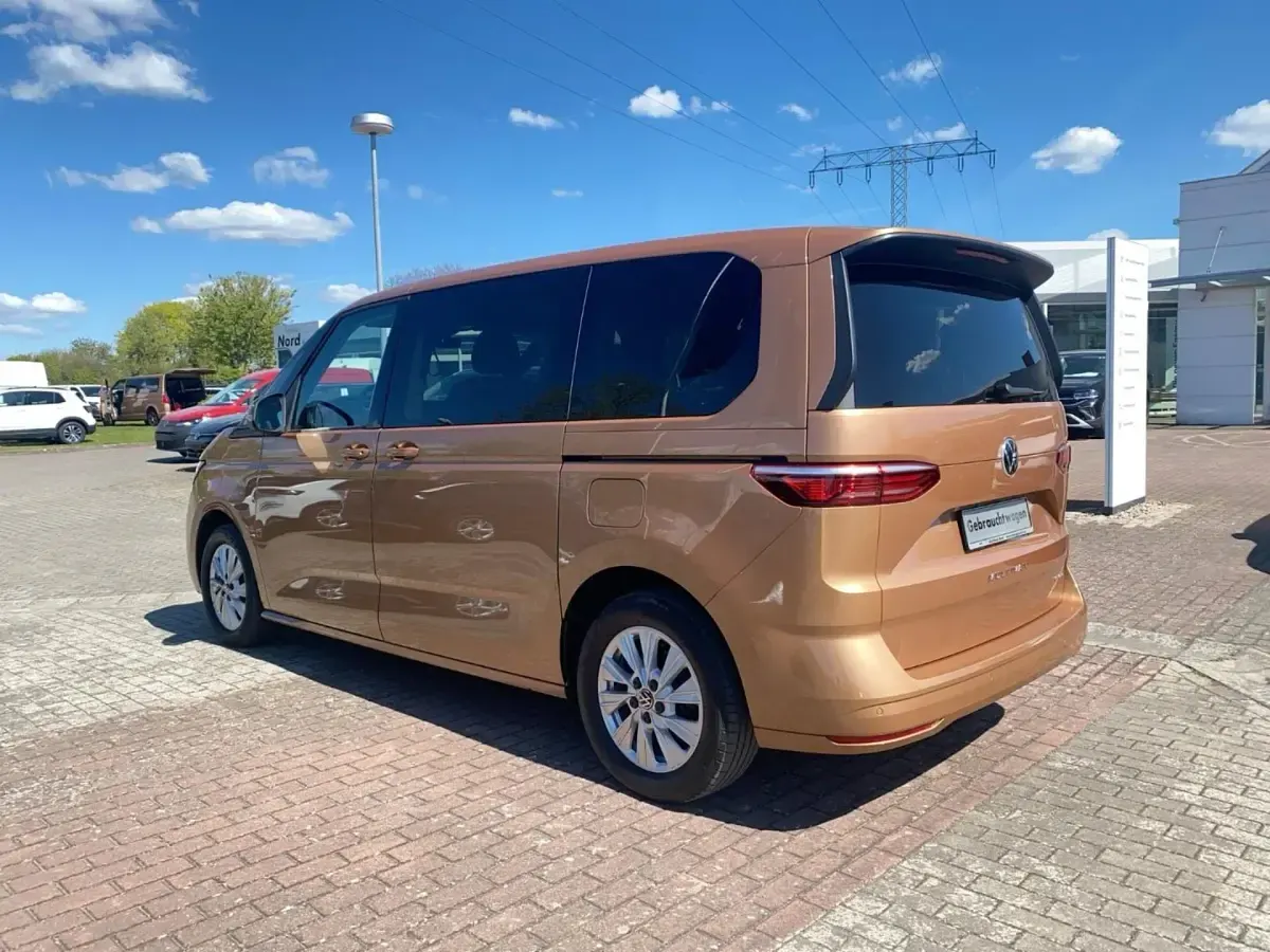 Usata VW Multivan Basis 150 CV (110 kW) 2024 Marrone Monovolume