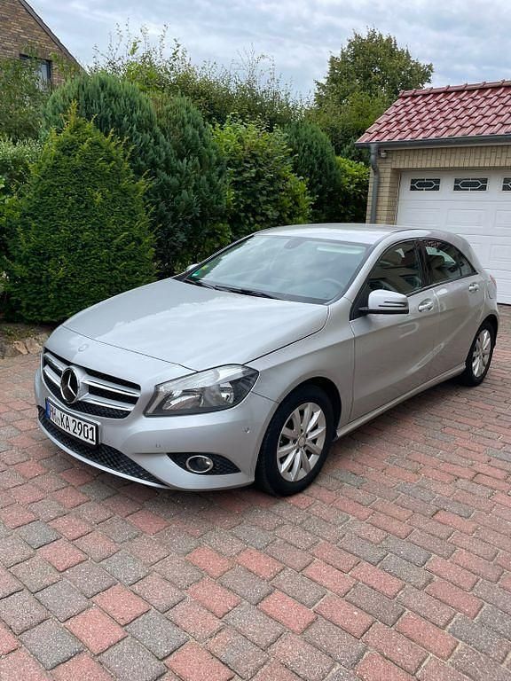 Silber Gebraucht 2015 Mercedes A180 Limousine | 9.400 € (Superpreis) - Bild 1/4