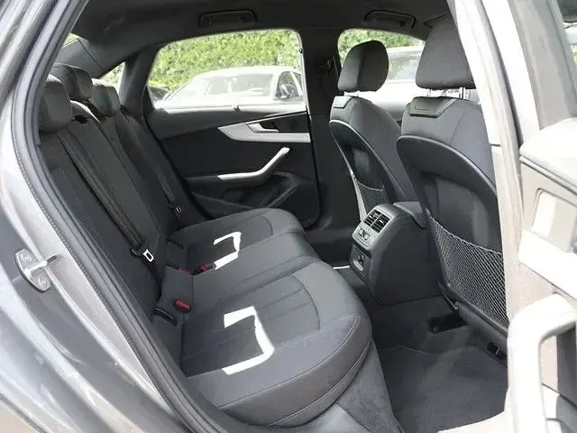 Gebraucht Audi A4 Advanced 204 PS (150 kW) 2022 Terragrau metallic Limousine