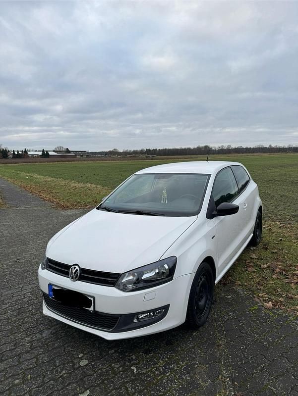 Weiß Gebraucht 2013 VW Polo Match Kleinwagen | 5.800 € (Fairer Preis) - Bild 1/4