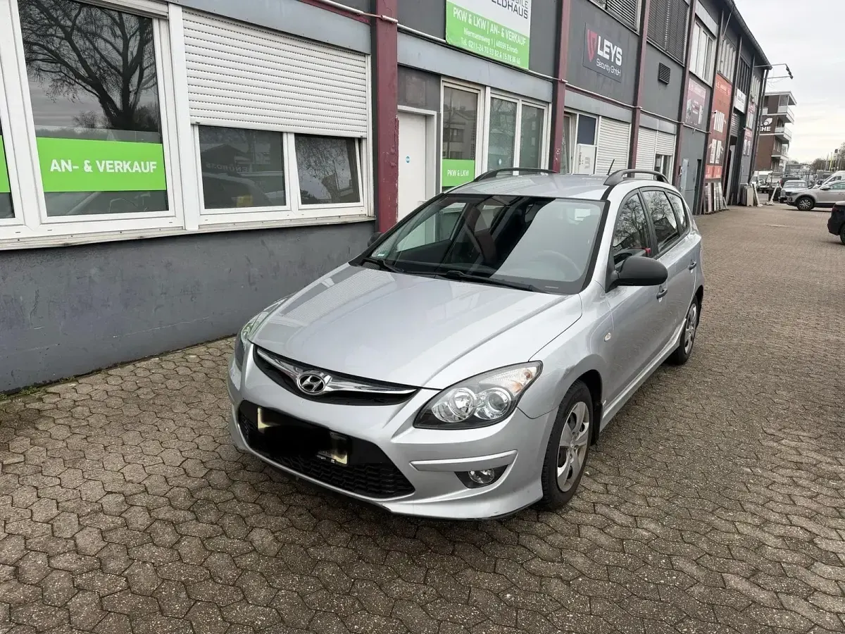 Gebraucht Hyundai i30 109 PS (80 kW) 2011 Silber Kombi