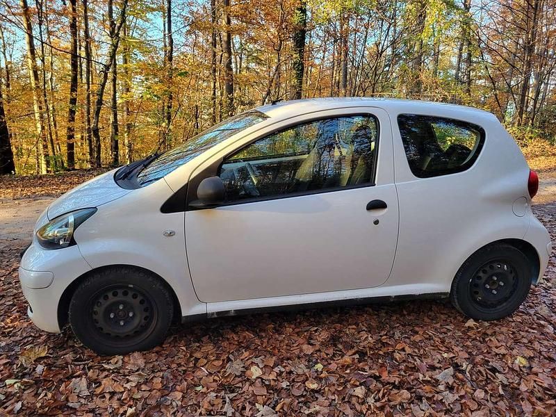 Gebraucht Toyota Aygo 68 PS (50 kW) 2008 Weiß Kleinwagen