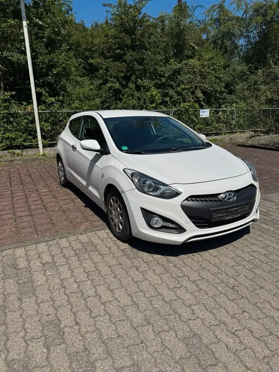 Gebraucht Hyundai i30 99 PS (72 kW) 2014 Weiß Limousine