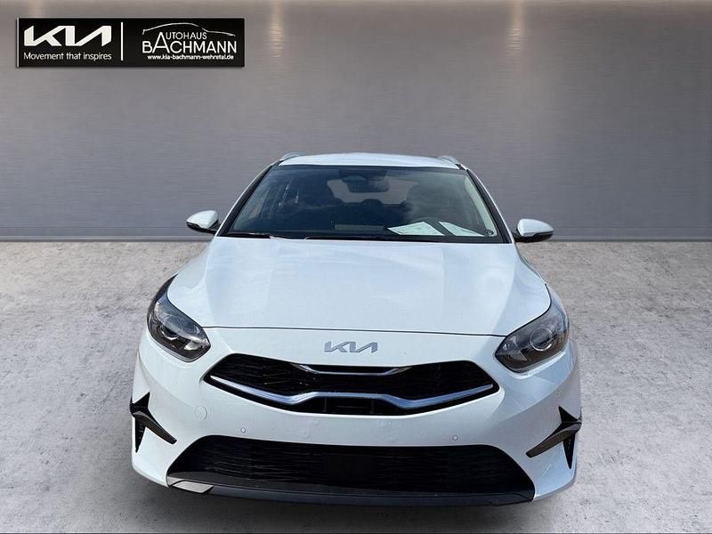 Weiß Neu 2025 Kia Ceed 4 Limousine | 25.490 € (Guter Preis) - Bild 1/4