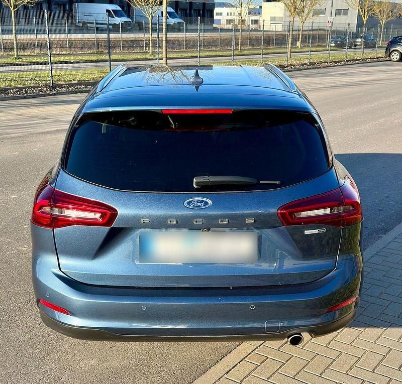 Gebraucht Ford Focus Titanium 125 PS (91 kW) 2023 Blau Kombi