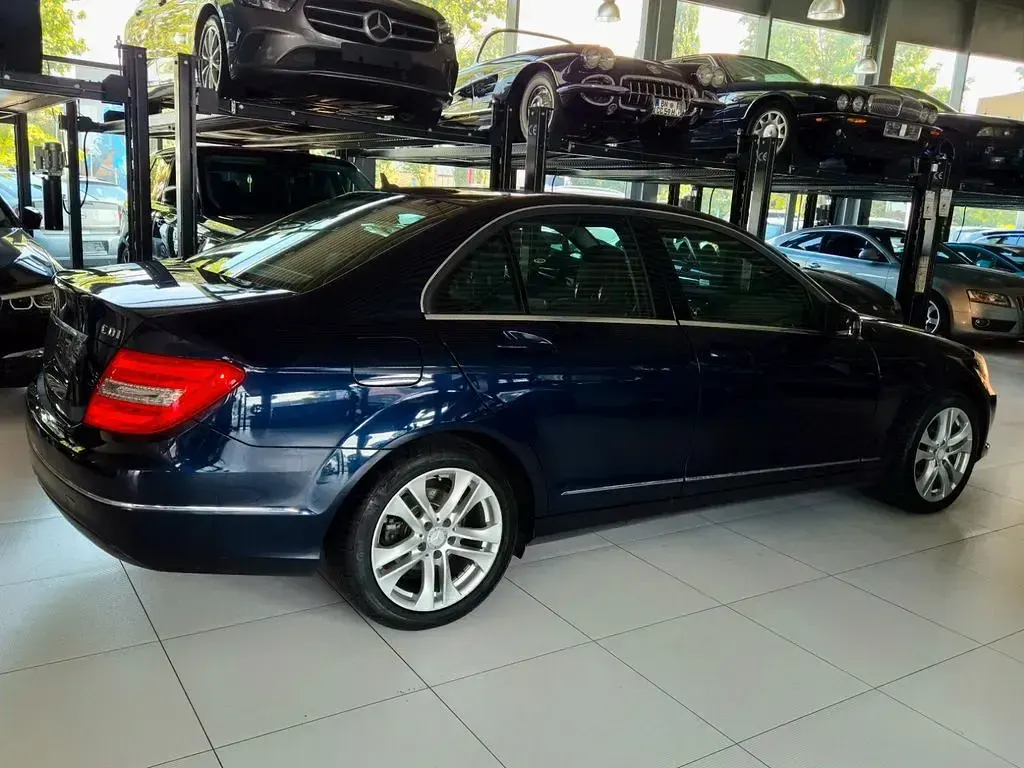 Gebraucht Mercedes C200 136 PS (100 kW) 2013 Blau Limousine
