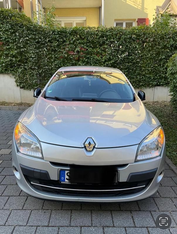 Silber Gebraucht 2011 Renault Mégane III Limousine | 4.699 € - Bild 1/4