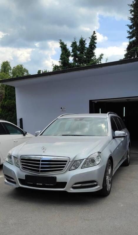 Schwarz Gebraucht 2012 Mercedes E250 Kombi | 9.600 € (Superpreis) - Bild 1/4