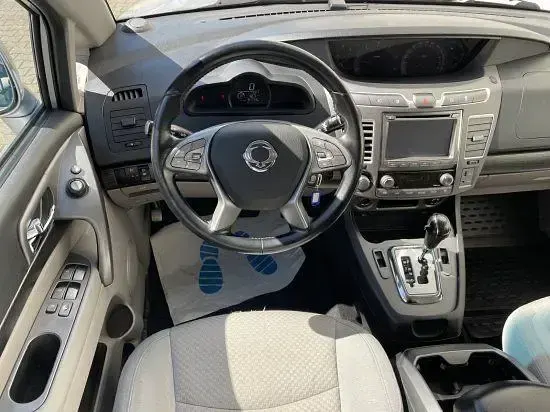 Gebraucht SsangYong Rodius 178 PS (130 kW) 2018 Silber Van / Kleinbus