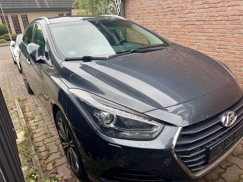 Gebraucht Hyundai i40 Premium 141 PS (103 kW) 2016 Blau Kombi