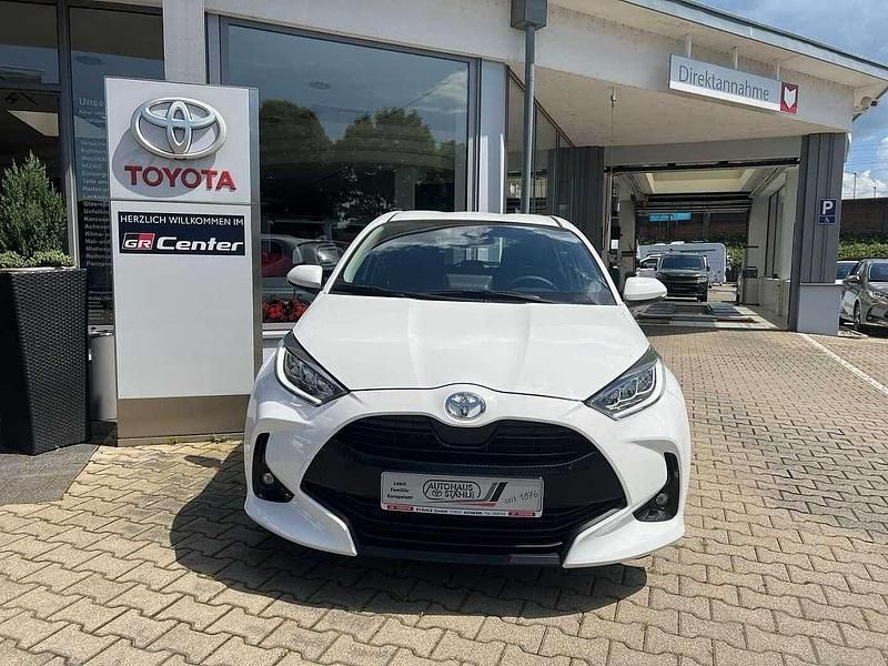 Schneeweiß Gebraucht 2023 Toyota Yaris Team Limousine | 18.690 € (Fairer Preis) - Bild 1/4