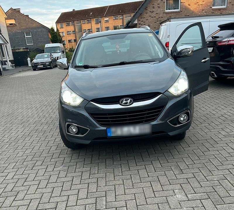 Grau Gebraucht 2011 Hyundai ix35 SUV | 7.450 € - Bild 1/4