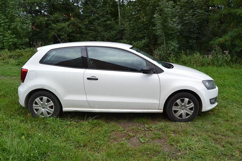 Weiß Gebraucht 2011 VW Polo Trendline Kleinwagen | 2.222 € (Superpreis) - Bild 1/4