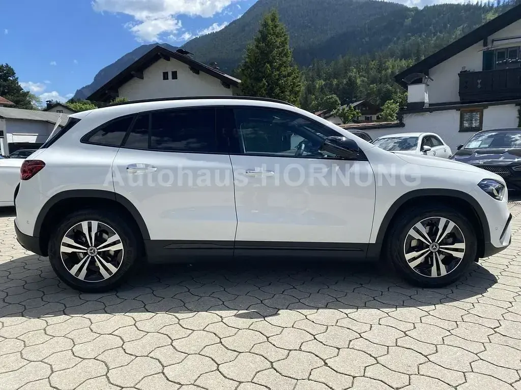 Gebraucht Mercedes GLA180 Night 136 PS (100 kW) 2025 Unilack polarweiß SUV