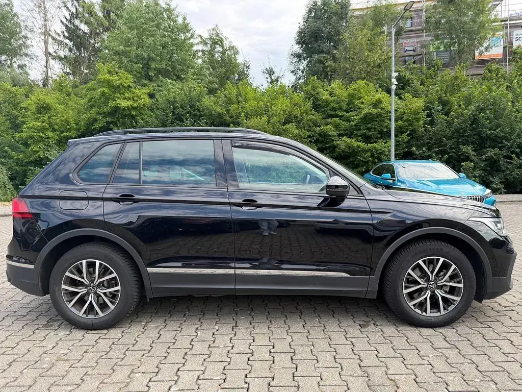 Gebraucht VW Tiguan Life 122 PS (89 kW) 2023 Schwarz SUV