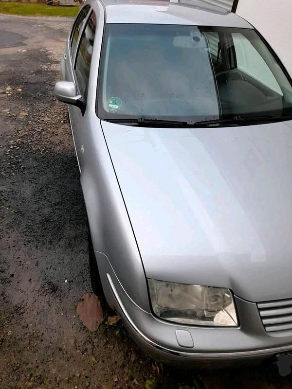 Second-hand VW Bora 105 CP (77 kW) 2002 Argintiu Berlinǎ