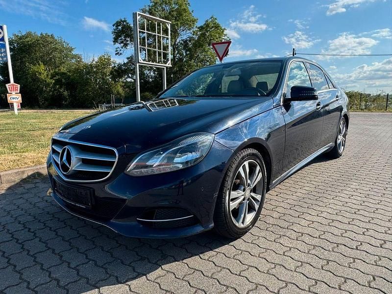 Blau Gebraucht 2015 Mercedes E200 Limousine | 10.499 € (Guter Preis) - Bild 1/4