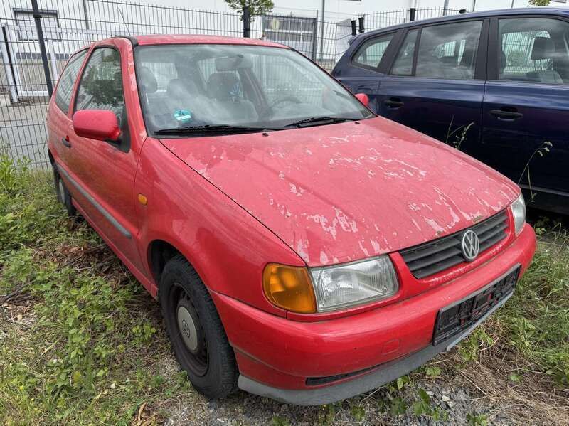 Rot Gebraucht 2000 VW Polo Limousine | 250 € (Superpreis) - Bild 1/4