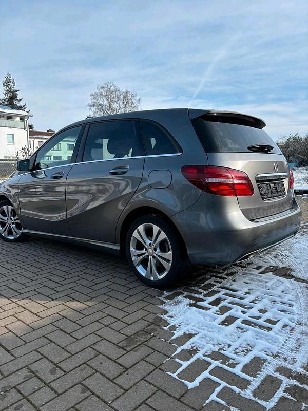 Gebraucht Mercedes B180 122 PS (89 kW) 2015 Grau Van / Kleinbus