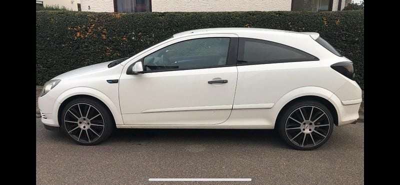 Weiß Gebraucht 2009 Opel Astra GTC Coupé | 2.399 € (Superpreis) - Bild 1/4