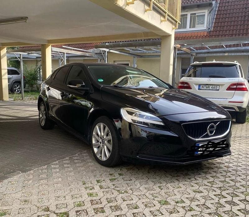 Schwarz Gebraucht 2019 Volvo V40 Momentum Limousine | 13.699 € (Fairer Preis) - Bild 1/4