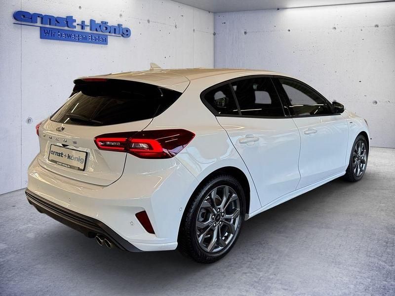 Gebraucht Ford Focus ST-Line X 125 PS (91 kW) 2024 Frost weiß Limousine