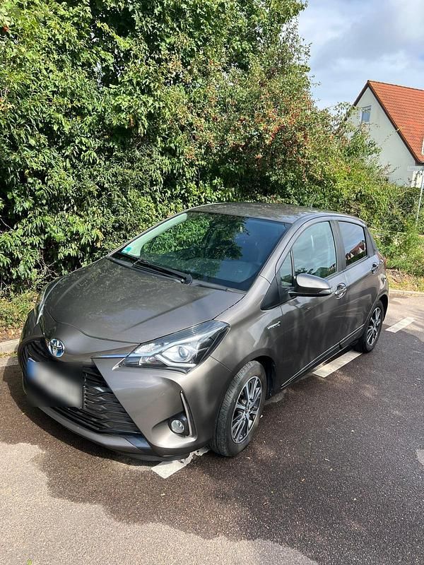 Grau Gebraucht 2019 Toyota Yaris Hybrid Kleinwagen | 12.900 € (Guter Preis) - Bild 1/4