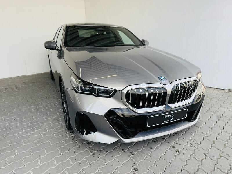Grau Neu 2025 BMW i5 M Sport Limousine | 62.519 € (Superpreis) - Bild 1/4
