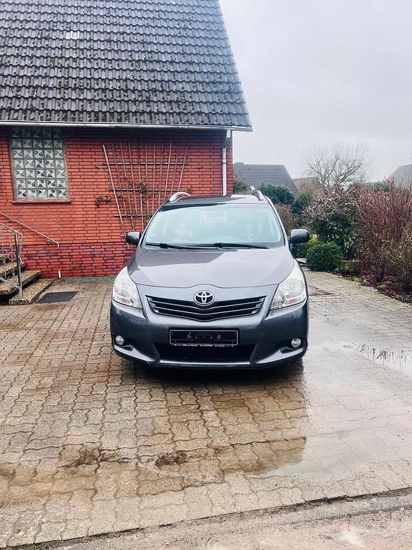 Gebraucht Toyota Verso 126 PS (92 kW) 2012 Grau Van / Kleinbus