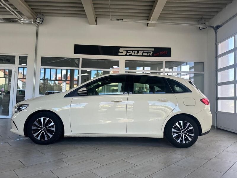 Hellelfenbein Gebraucht 2022 Mercedes B180 Van / Kleinbus | 13.999 € (Superpreis) - Bild 1/4